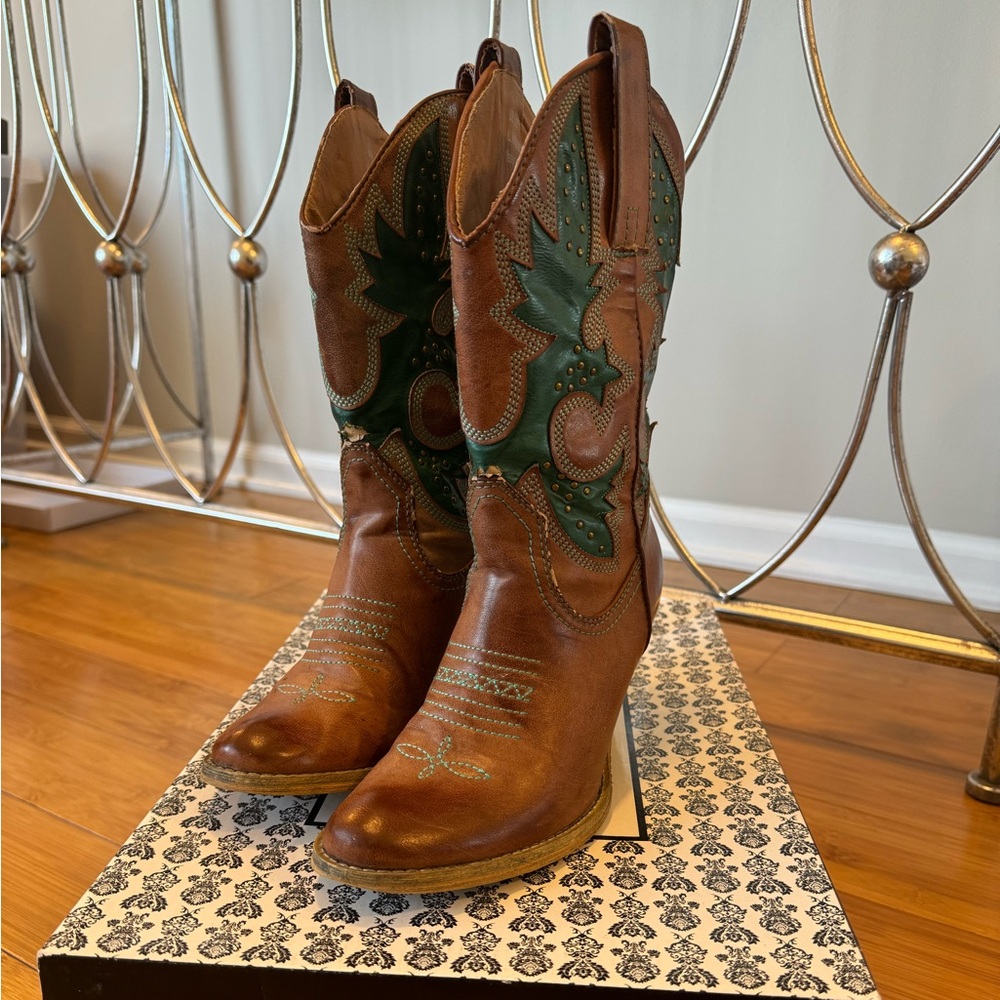 Very volatile light tan and turquoise, teal cowboy boots